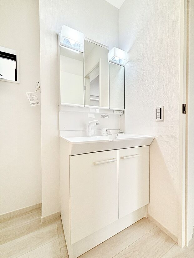 【洗面台・洗面所】スタイリングに便利な三面鏡、ミラーキャビネットで細かい物スッキリ