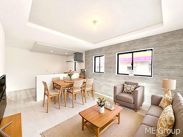 【リビング】ご家族の賑やかな話し声で包まれる明るいリビング  ※家具はCGです