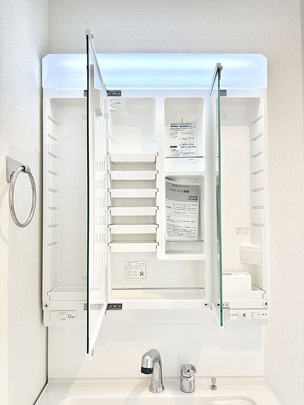 【その他設備(三面鏡裏収納)】三面鏡の裏に、化粧品や衛生用品などを収納可能。洗面台をすっきりと保ちます！