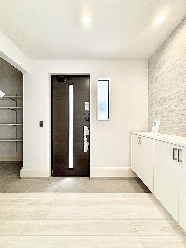 【玄関】ガラススリットの入った玄関ドアが室内に光を届けてくれます