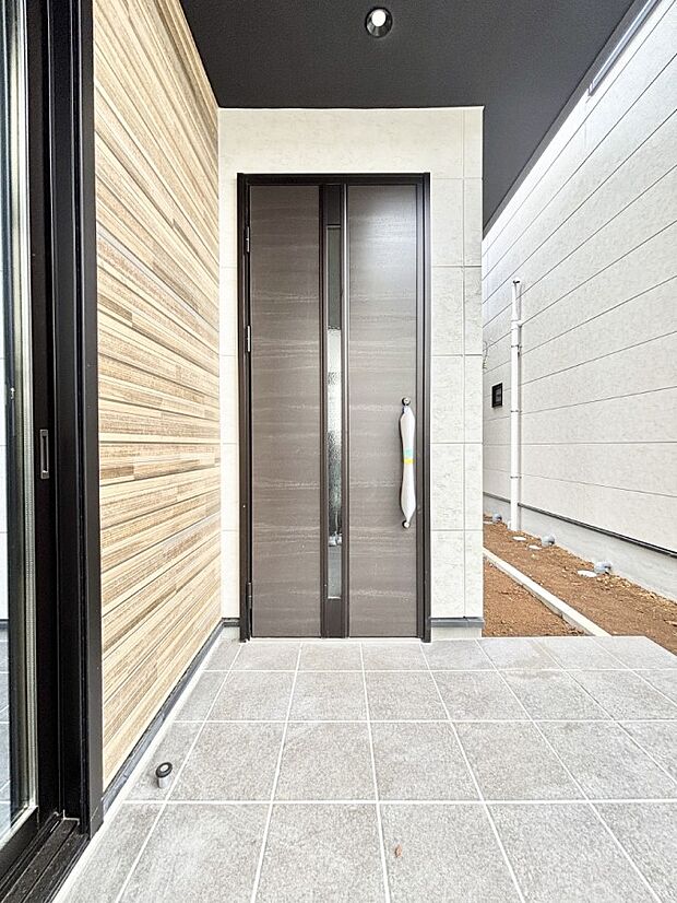 【玄関】住まいの顔を演出する、玄関ドア。 