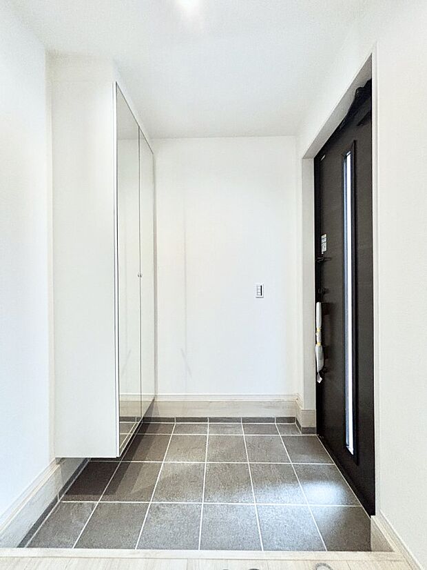 【玄関】ミラー付きシューズボックスはお出かけ前の身だしなみチェックに便利