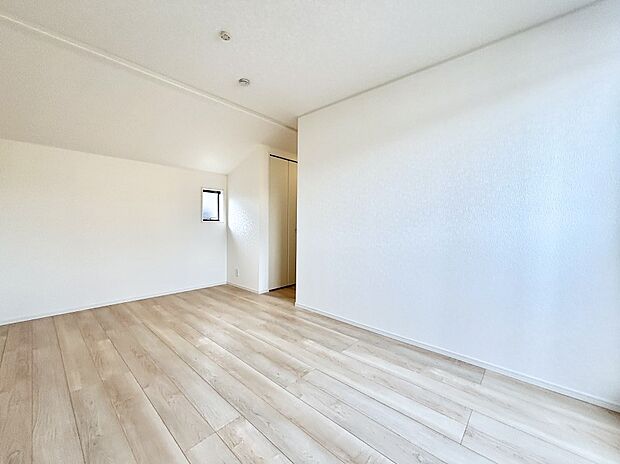 【子供部屋】お子さまのお部屋としても！衣類の整理整頓に便利なクローゼット付きの洋室！