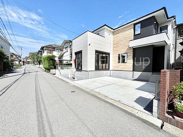 【前面道路含む現地写真】前面道路はきちんと整備されています