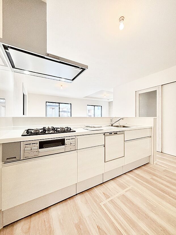 【ダイニングキッチン】カウンター越しに楽しいおしゃべり。いつものお料理がもっと美味しくなりそうですね。 