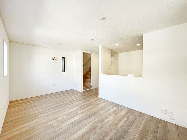 【リビングダイニング】リビング階段・対面キッチン採用で家族とのふれあいを大切にしたプラン