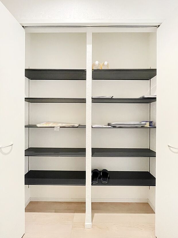 【その他設備(シューズボックス)】たっぷり収納できるシューズボックスで家族全員の靴も、玄関すっきり。