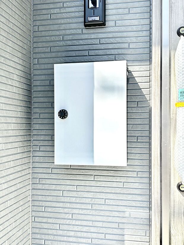 【その他現地】シンプルデザインのポスト。