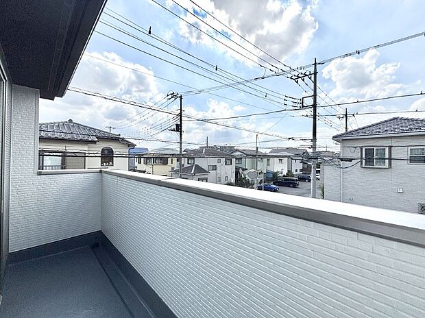 【バルコニー】暖かな陽光が降り注ぐバルコニーはお洗濯におすすめ。爽やかな風も心地よいです。 