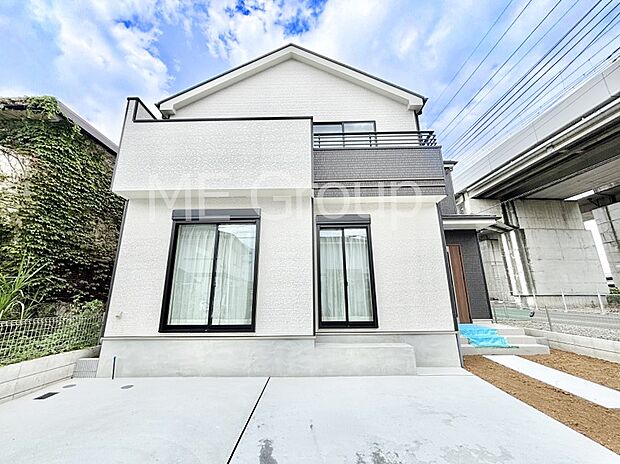 【現地外観写真】暮らしやすさと居心地の良さにこだわったシンプルで飽きのこないデザイン