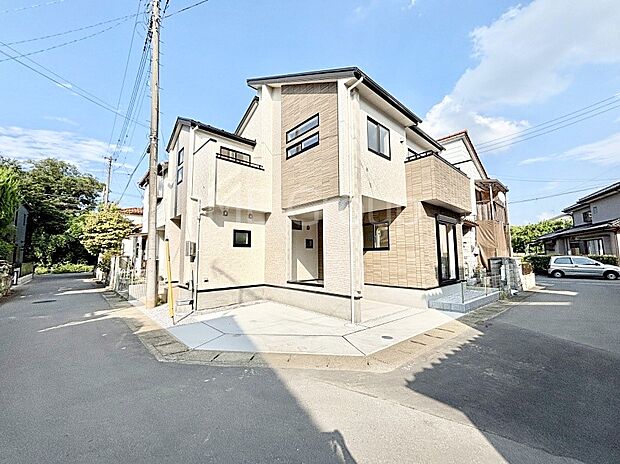 【前面道路含む現地写真】角地なので日当たりも良く、お家が堂々として見えます。