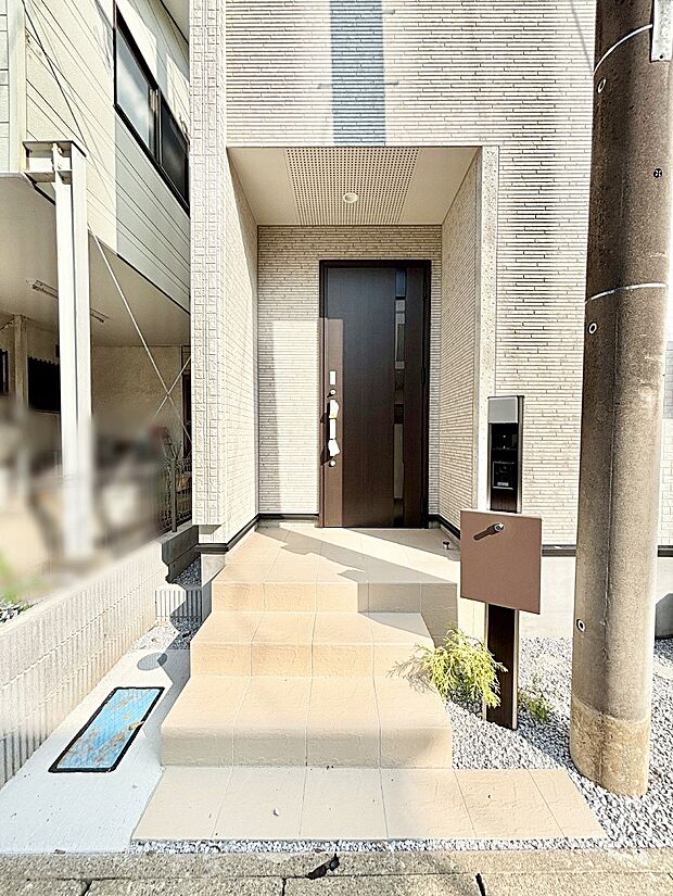 【玄関】大切な家族、来客を出迎える玄関。玄関前は屋根付きで雨が降っていても濡れにくいです。 