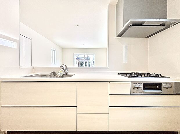 【ダイニングキッチン】料理をしながらでもご家族との会話を楽しめる対面キッチン