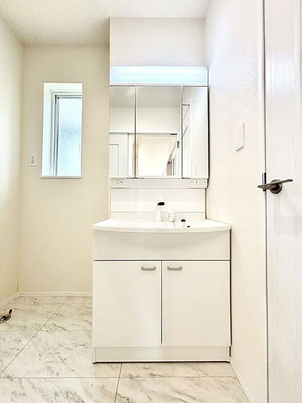 【洗面台・洗面所】大きく見やすい三面鏡で清潔感ある洗面台は、身だしなみチェックや肌のお手入れにおすすめです。