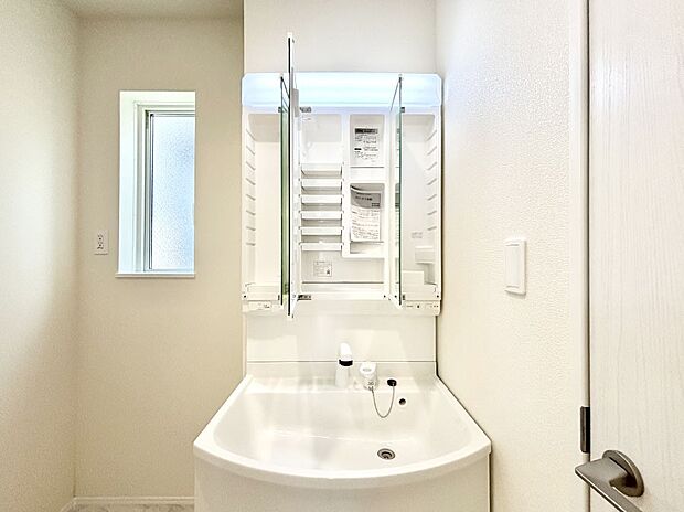 【その他設備(三面鏡裏収納)】三面鏡の裏に、化粧品や衛生用品などを収納可能。洗面台をすっきりと保ちます！