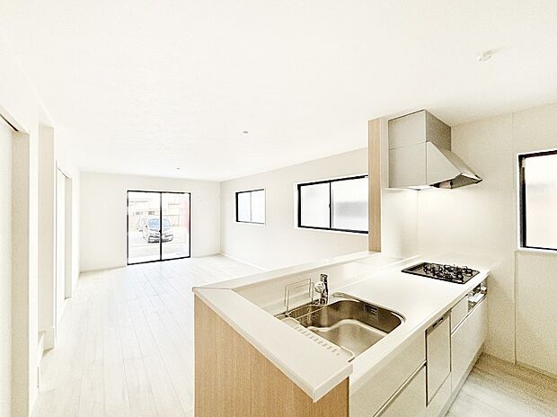 【ダイニングキッチン】ご家族の会話弾む対面キッチン。お料理中のパパママもご家族と過ごす時間が増えそう！