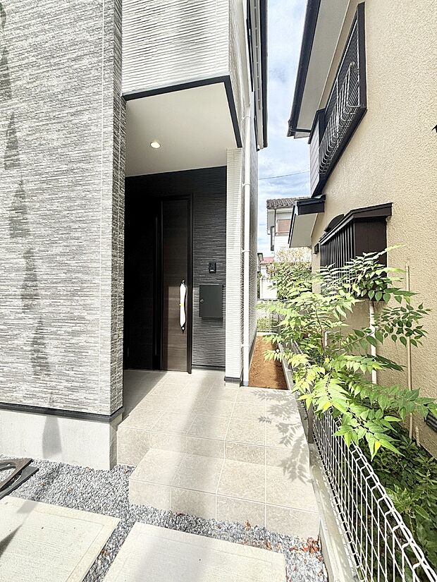 【玄関】大切な家族、来客を出迎える玄関。