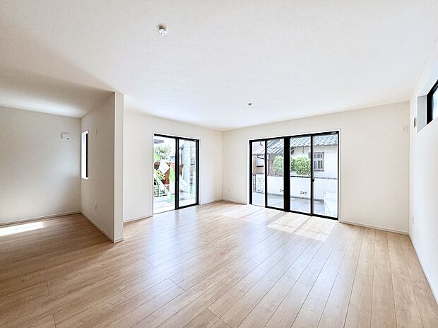 【リビングダイニング】明るい陽光が注ぎ、寛ぎの雰囲気に満たされるリビング・ダイニング。 