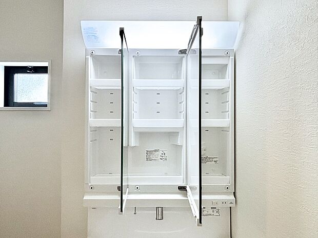 【その他設備(三面鏡裏収納)】三面鏡の裏に、化粧品や衛生用品などを収納可能。洗面台をすっきりと保ちます！