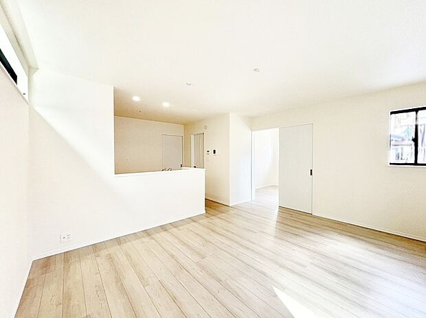 【ダイニング】隣接の洋室を開放すればさらに広々空間に