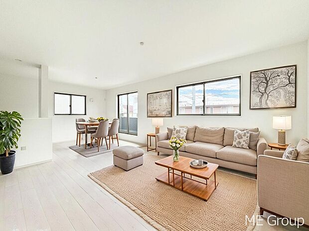 【リビング】ご家族の賑やかな話し声で包まれる明るいリビング  ※家具はCGです