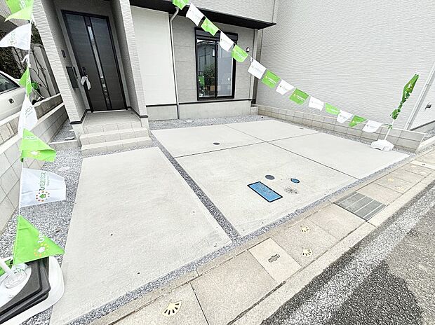 【駐車場】駐車2台可能!急なお客様の駐車に。また、ご家族の自転車スペースとしても大活躍。