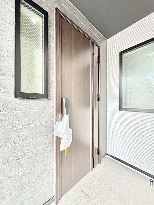 【玄関】玄関前は雨が降っても濡れにくい屋根付き