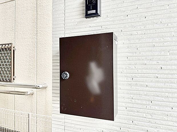 【その他現地】シンプルデザインのポスト。