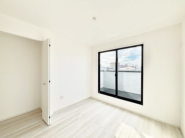 【寝室】爽やかな日差しがお部屋全体を優しく包み込んでくれます