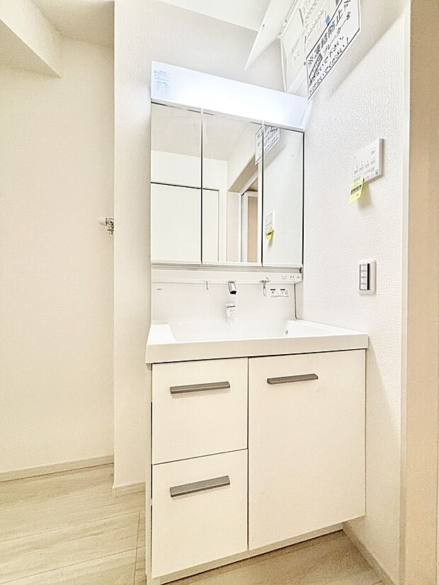 【洗面台・洗面所】三面鏡の裏に、化粧品や衛生用品などを収納可能。洗面台をすっきりと保ちます!