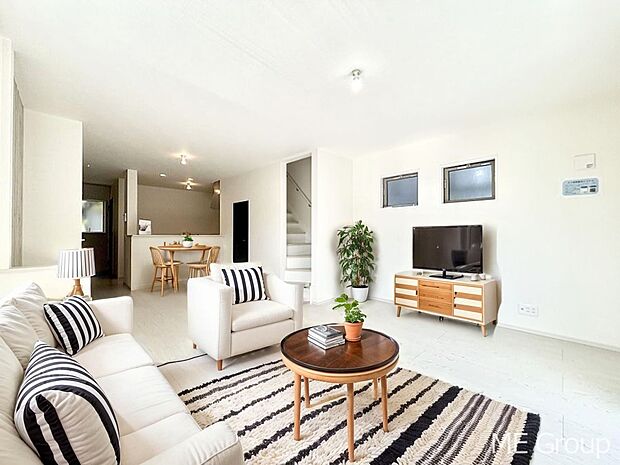 【リビング】ご家族の賑やかな話し声で包まれる明るいリビング  ※家具はCGです