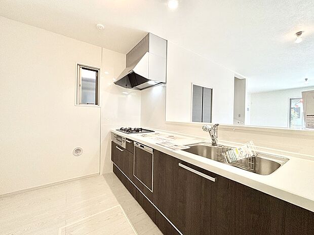 【キッチン】ゆとりあるキッチンではご家族と楽しくお料理ができます。