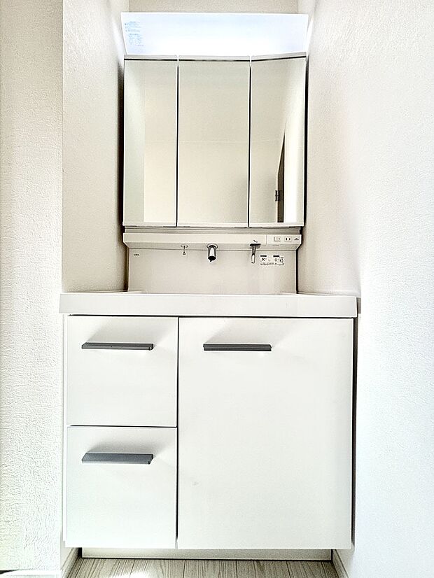 【洗面台・洗面所】大きく見やすい三面鏡で清潔感ある洗面台は、身だしなみチェックや肌のお手入れにおすすめです。