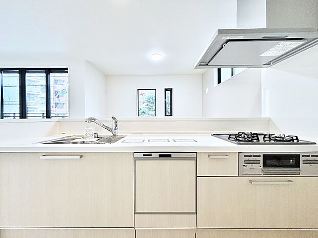 【キッチン】リビングを見渡せる人気のカウンターキッチン。 家族を見守りながら家事をすることができます。