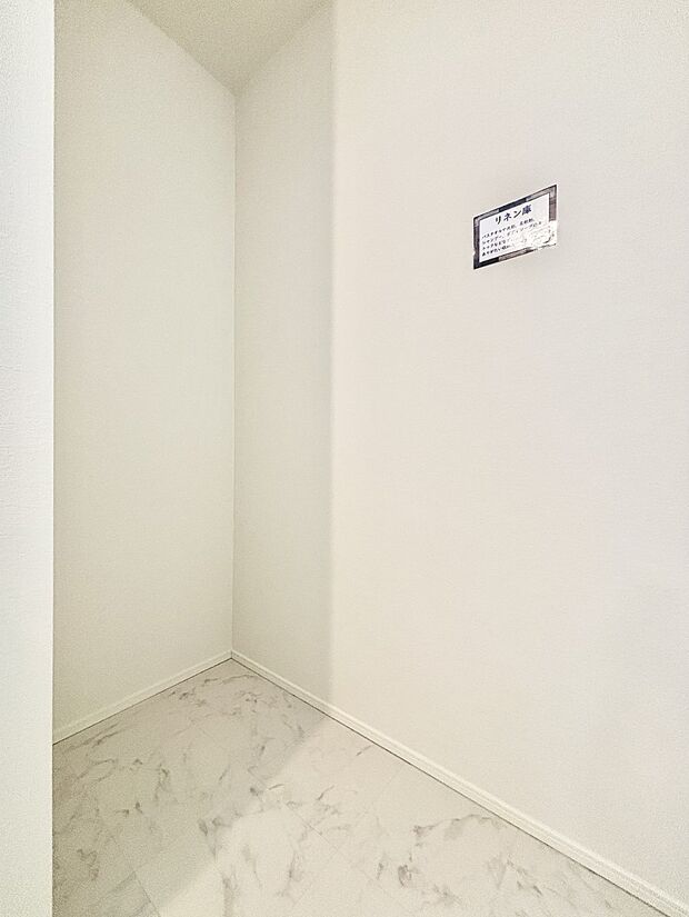 【収納】洗面所には洗剤のストックやタオルなどの収納に便利なリネン庫があります