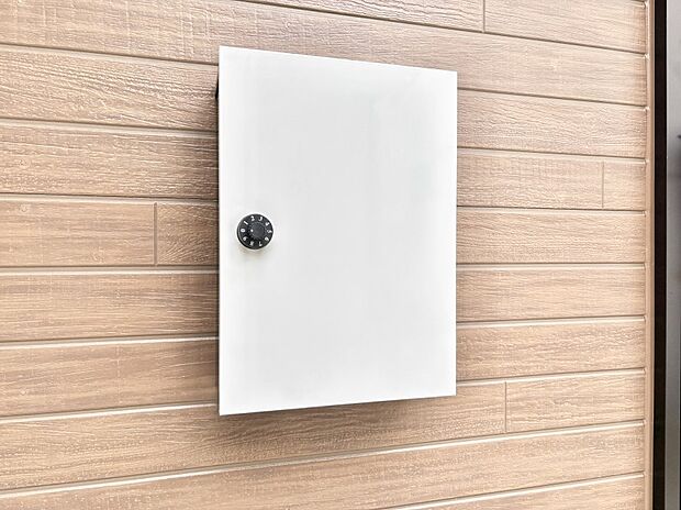 【その他現地】シンプルデザインのポスト。