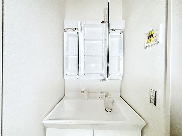 【その他設備(三面鏡裏収納)】三面鏡の裏に、化粧品や衛生用品などを収納可能。洗面台をすっきりと保ちます！