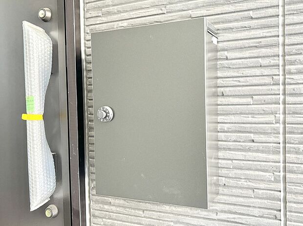 【その他現地】シンプルデザインのポスト。