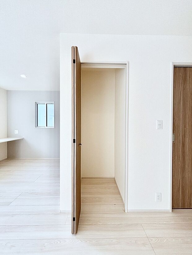 【その他設備(リビング収納)】リビング収納。ここに収納があると物が集まるLDKがスッキリ片付きそうですね。  