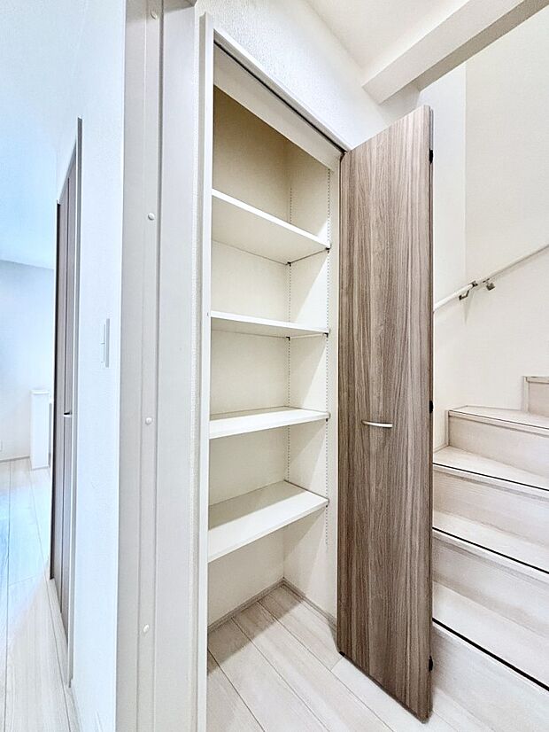 【その他設備(廊下収納)】1階廊下収納。日用品のストックや掃除用品、防災用品などの収納スペースに！