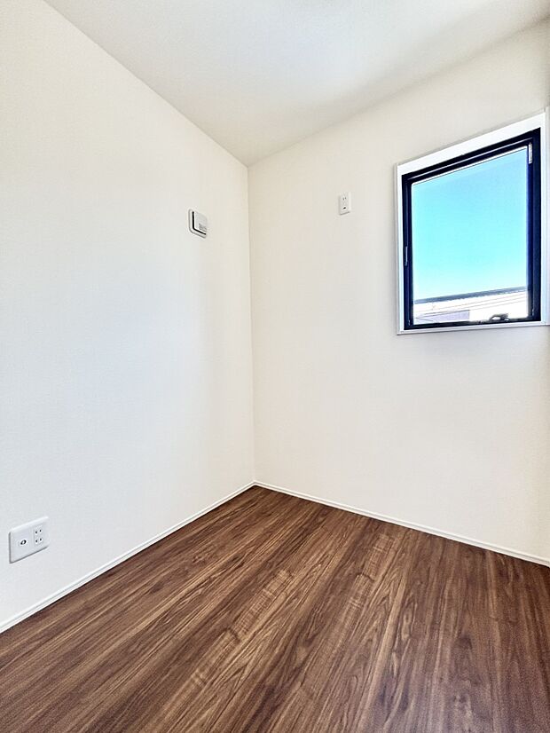 【収納】収納やリモートワークなど多目的に利用できる2帖のフリースペースを2階に設置。