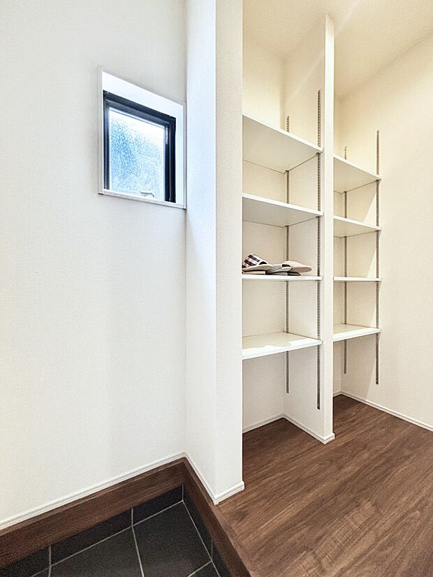 【収納】高さを調節できる可動棚付きのシューズインクローク。