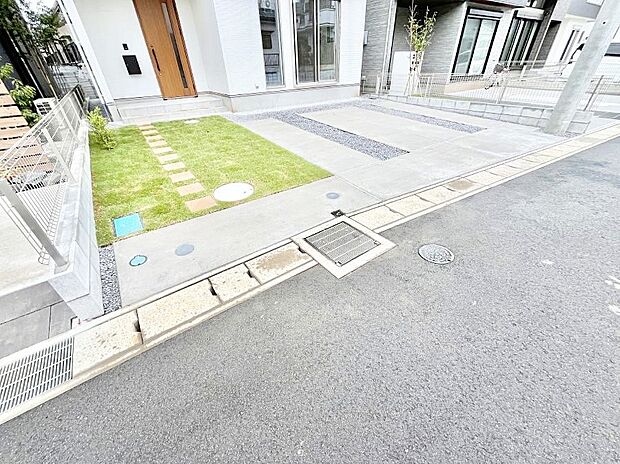 【駐車場】2台(車種による)駐車可!ご家族みんなの自転車も置ける広々カースペース。