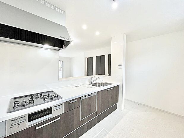 【ダイニングキッチン】リビングが見渡せる人気のカウンターキッチンで楽しくお料理