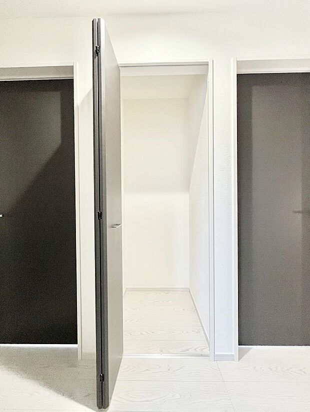 【その他設備(廊下収納)】廊下収納。掃除道具や季節の小物を収納することができます。