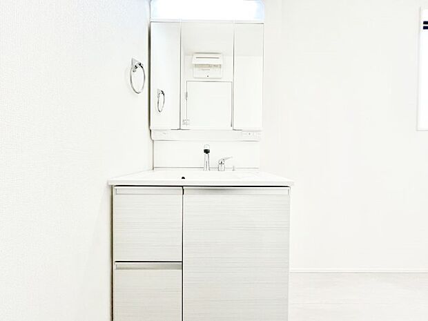 【洗面台・洗面所】三面鏡キャビネット・シャワー付き洗面化粧台で忙しい朝の身支度もスムーズに！