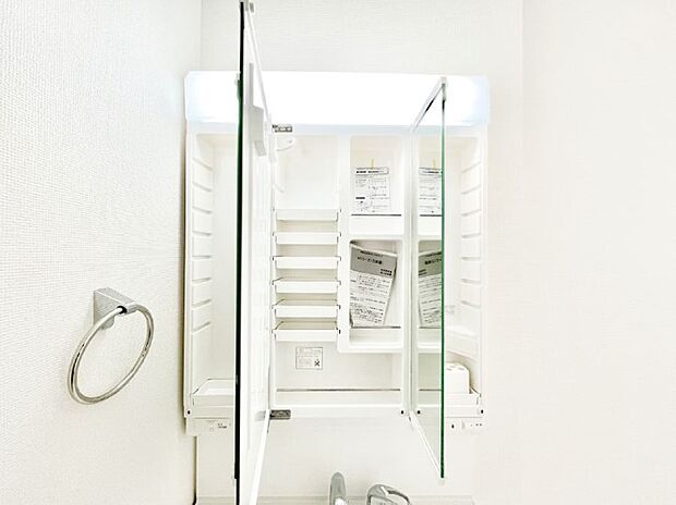 【その他設備(三面鏡裏収納)】三面鏡の裏に、化粧品や衛生用品などを収納可能。洗面台をすっきりと保ちます！