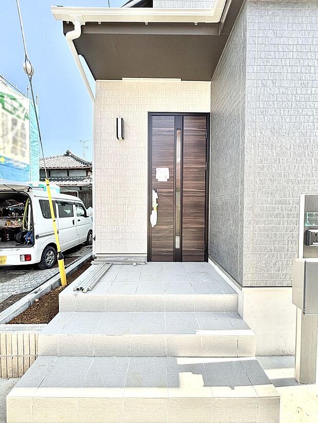 【玄関】大切な家族、来客を出迎える玄関。