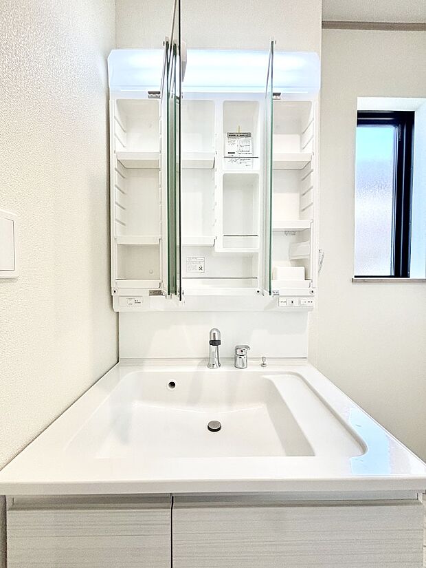 【その他設備(三面鏡裏収納)】三面鏡の裏に、化粧品や衛生用品などを収納可能。洗面台をすっきりと保ちます！