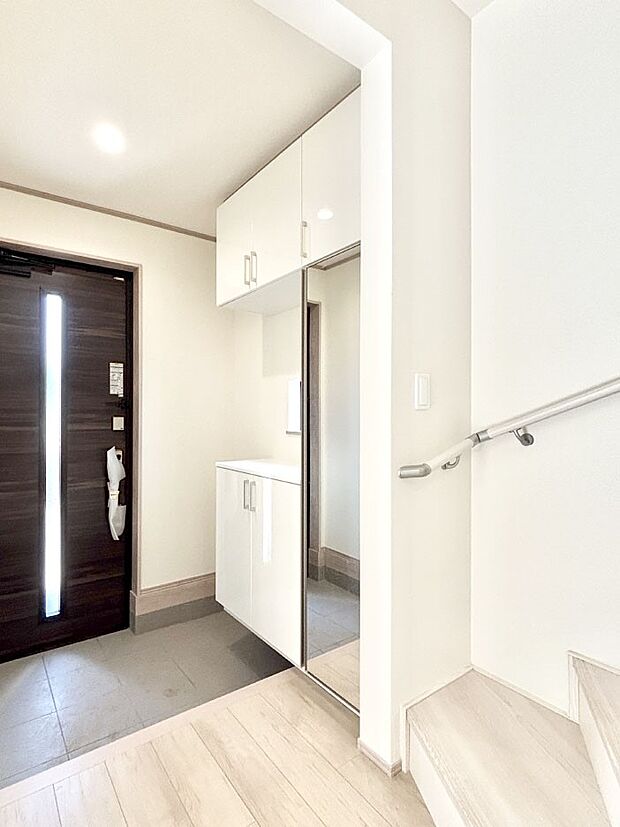 【その他設備(シューズボックス)】たっぷり収納できるシューズボックスで家族全員の靴も、玄関すっきり。  